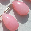 분홍색 단백석 원석은 구슬로 장식한다